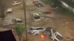 Inundaciones repentinas arrastran autos y aíslan pueblos en el norte de China
