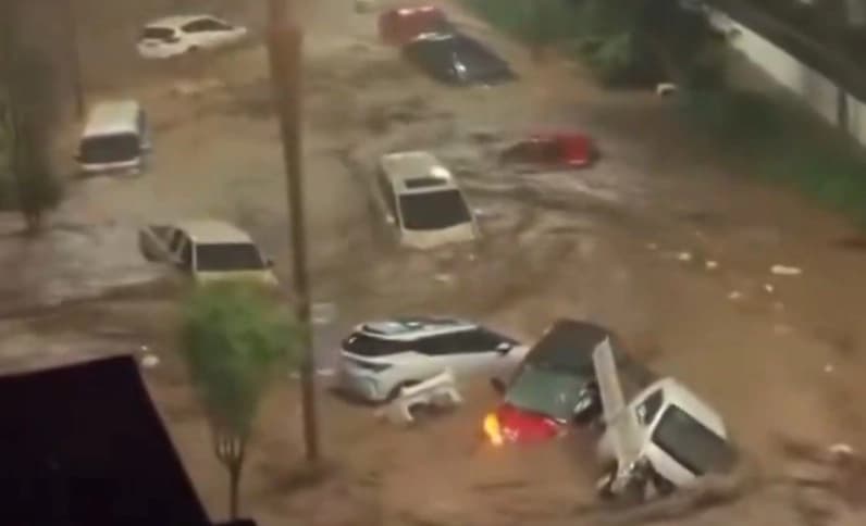 Videos grabados por residentes locales muestran cómo inundaciones repentinas arrastran vehículos en el condado de Kuancheng, provincia de Hebei, China, el 12 de julio de 2026. (Captura de pantalla vía redes sociales).