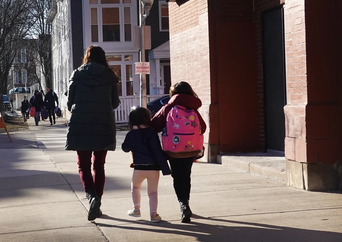 Padres recogen a sus hijos de la escuela en Chicago, Illinois, el 1 de marzo de 2021. (Scott Olson/Getty Images).