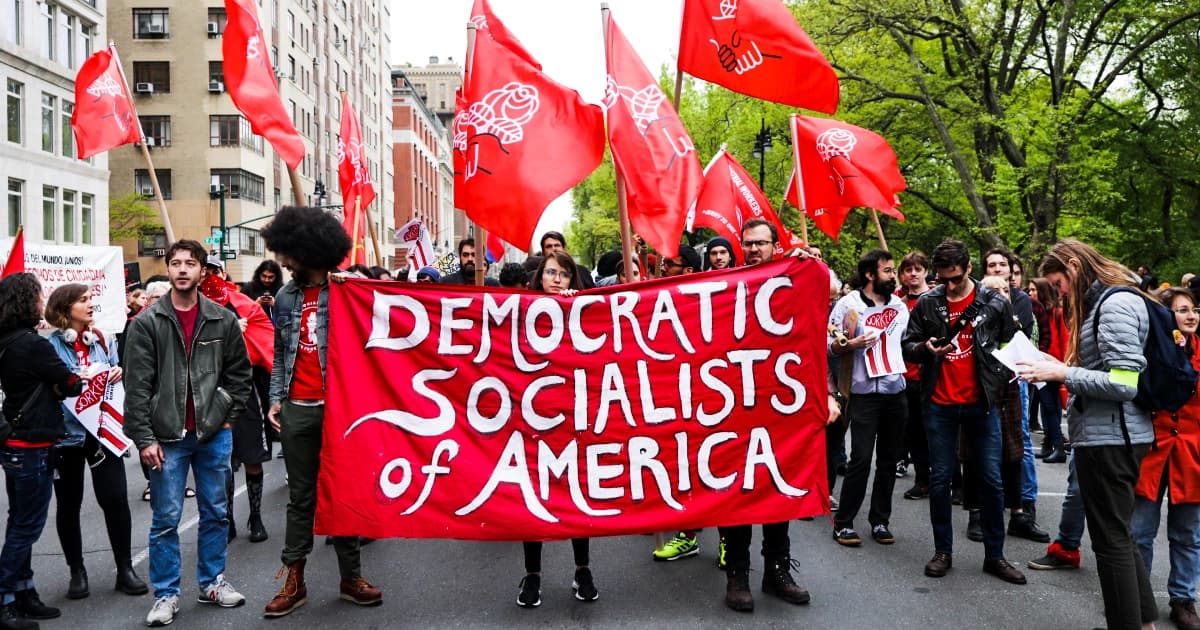 Miembros de los Socialistas Demócratas de Estados Unidos se reúnen frente a un edificio propiedad de Trump el Primero de Mayo en la ciudad de Nueva York, N.Y., el 1 de mayo de 2019. (Spencer Platt/Getty Images)