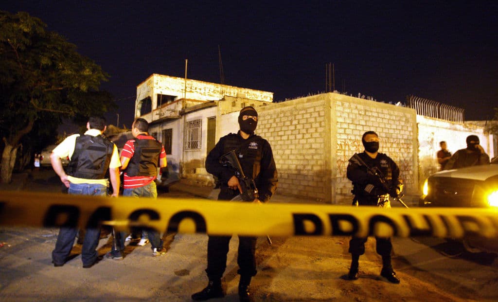 Policías mexicanos custodian la zona donde ocurrió un asesinato, frente a un centro de tratamiento de adicciones en Ciudad Juárez, el 3 de septiembre de 2009. (Jesús Alcázar/AFP vía Getty Images)