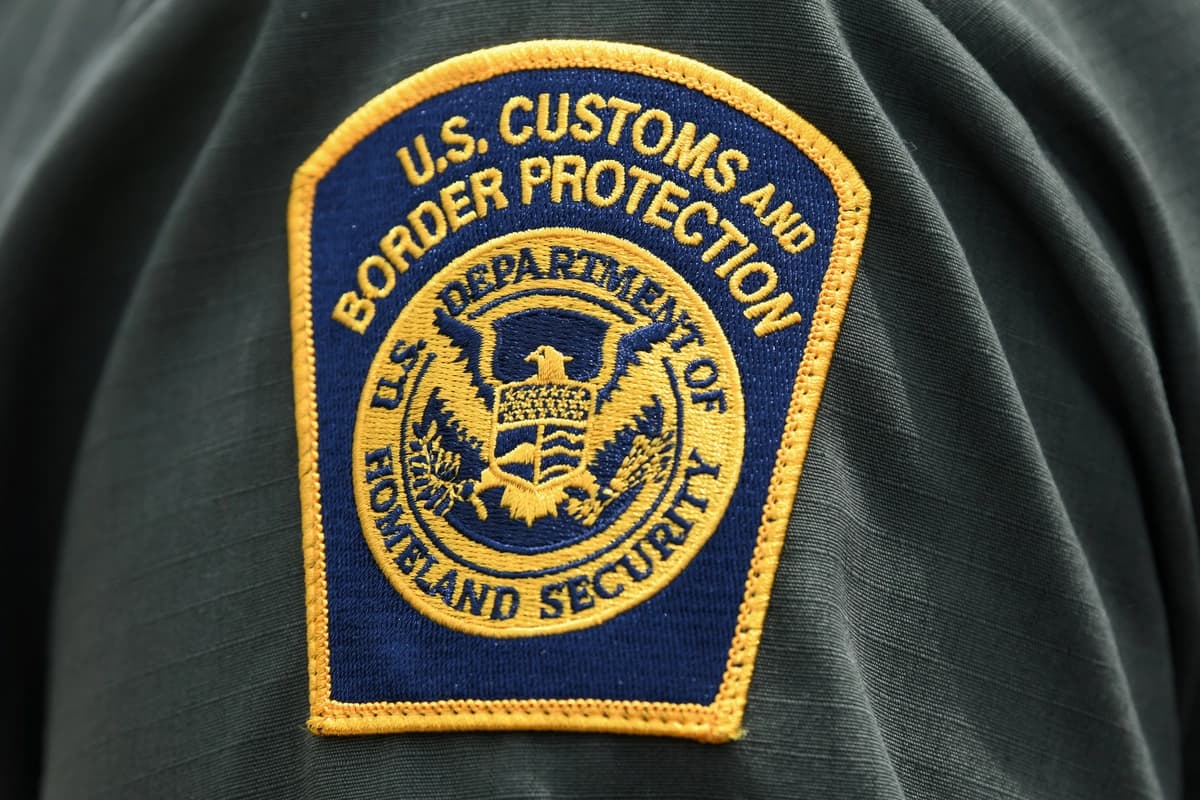 Un emblema de la Oficina de Aduanas y Protección Fronteriza de EE. UU. (CBP) en el brazo de un agente de la Patrulla Fronteriza de EE. UU. en Mission, Texas, el 1 de julio de 2019. (Loren Elliott/Reuters)