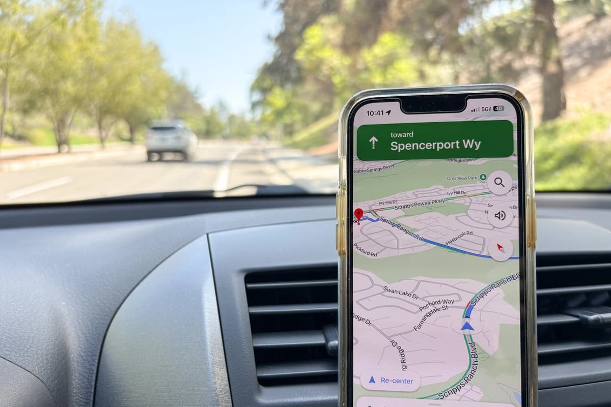 Un conductor utiliza Google Maps en su celular mientras conduce en San Diego, California, el 10 de julio de 2026. (Jane Yang/The Epoch Times)