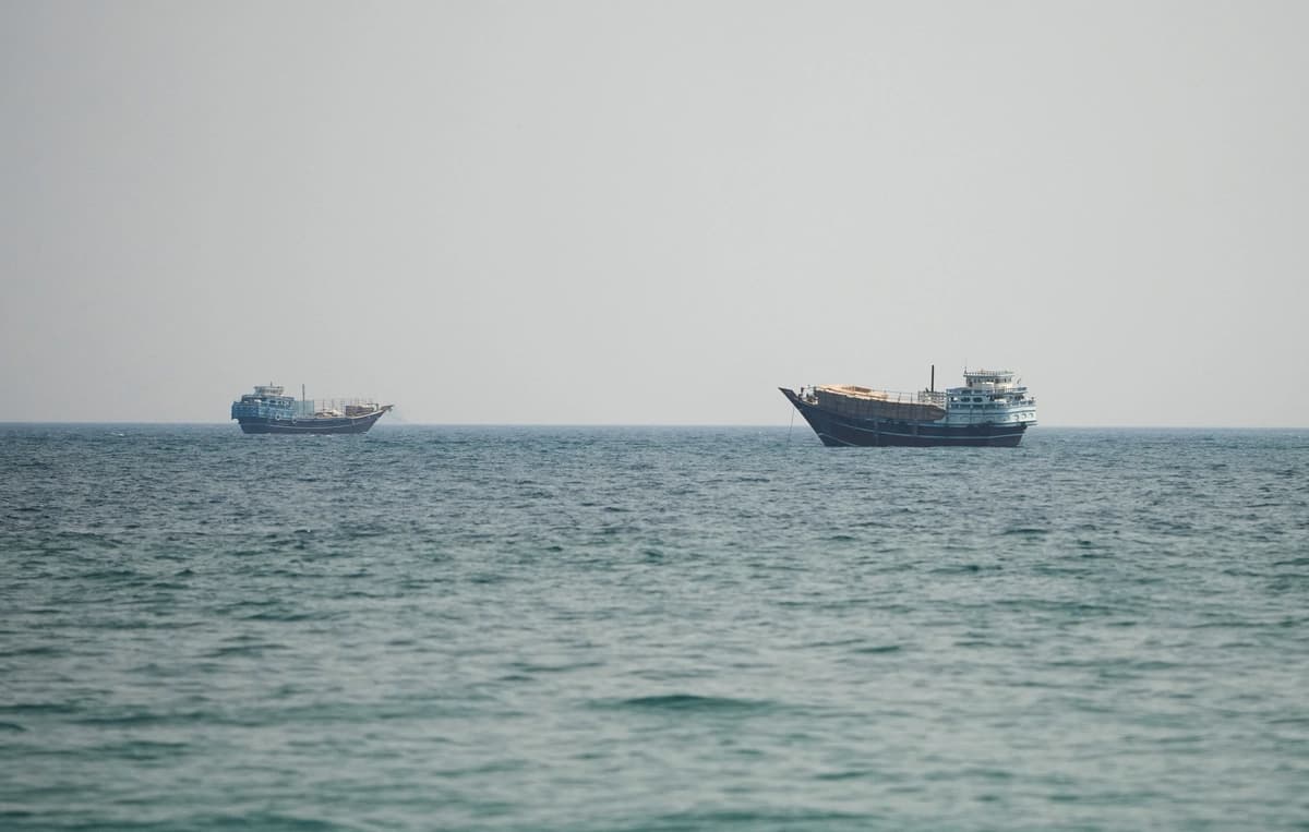 Buques en el estrecho de Ormuz, vistos desde Musandam, Omán, el 12 de julio de 2026. (Reuters)