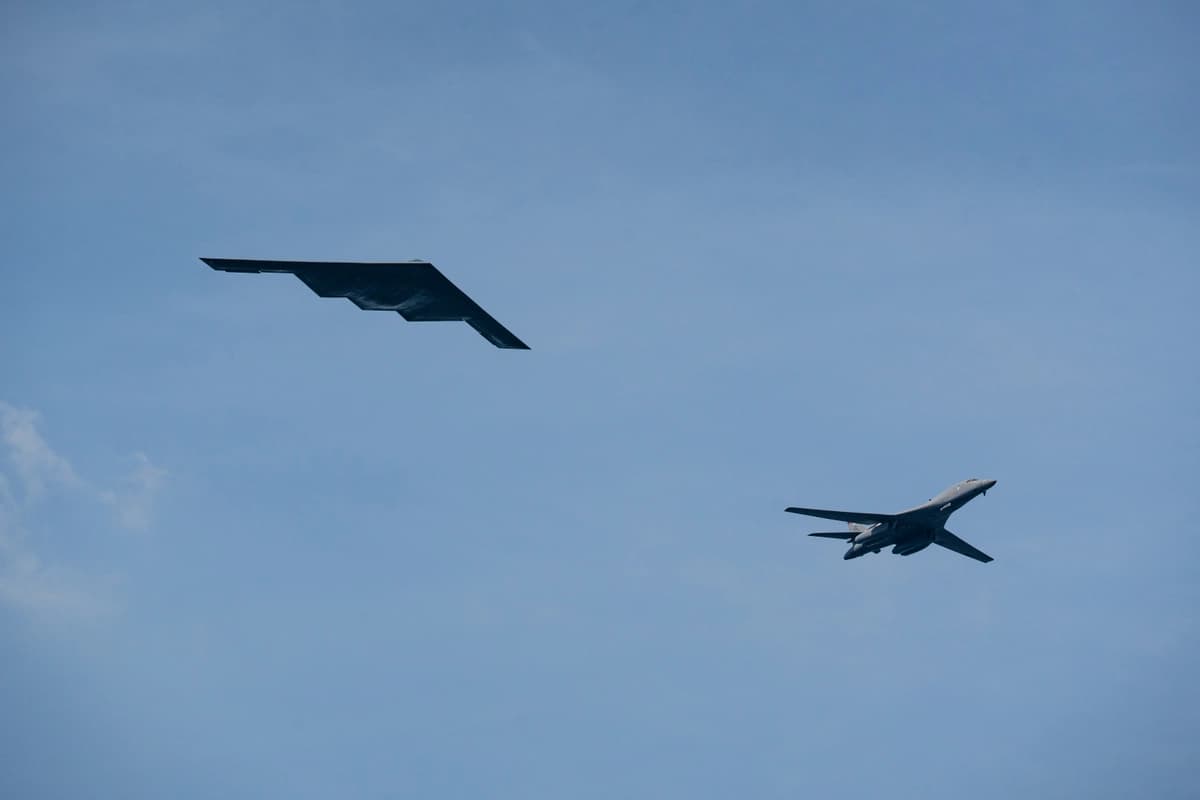 Un bombardero furtivo B-2 (izquierda) y un B-1 Lancer vuelan durante la Revista Naval Internacional 250 en la ciudad de Nueva York el 4 de julio de 2026. (Samira Bouaou/The Epoch Times)