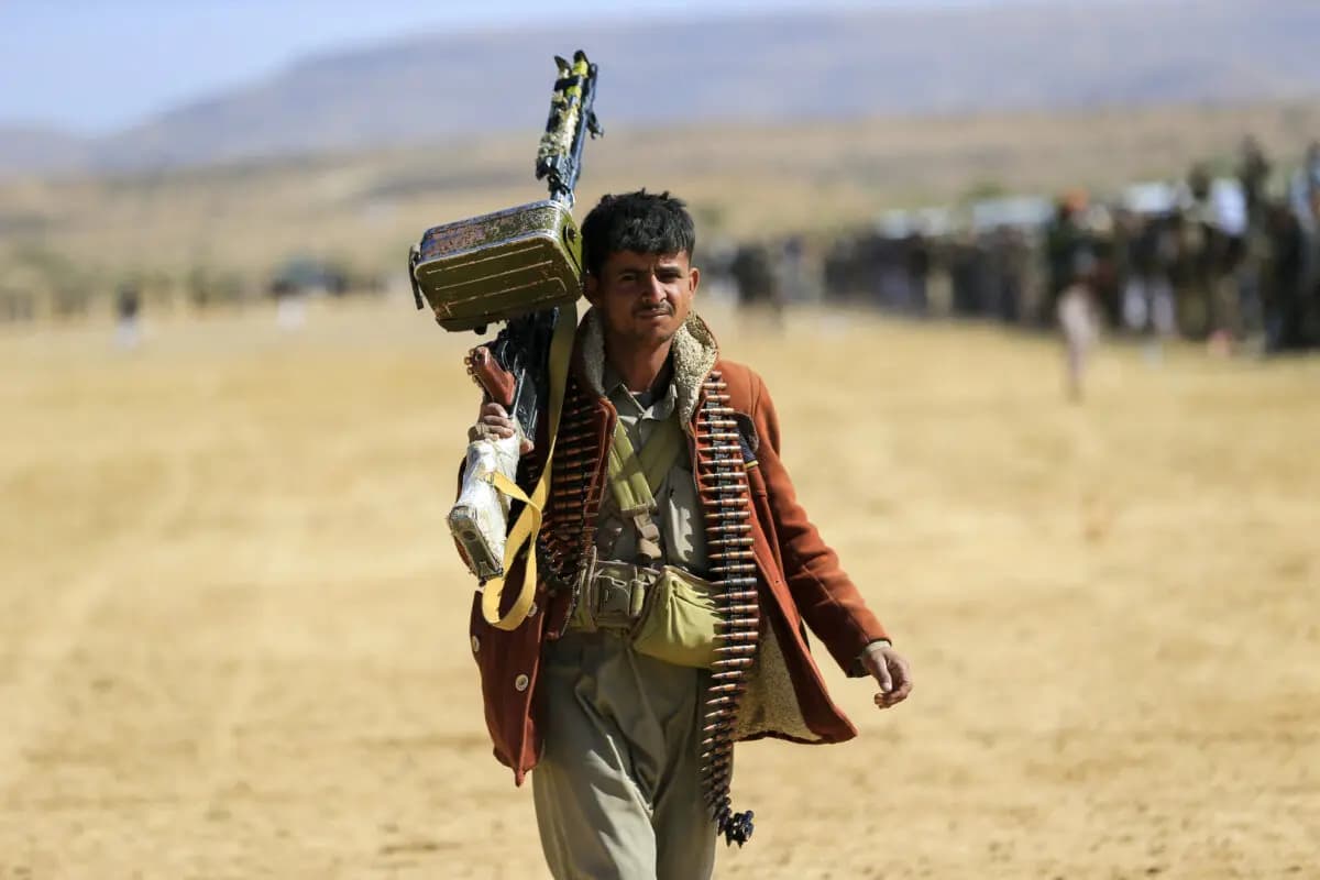 Un hombre yemení camina mientras se reúne con otras personas para movilizar a combatientes en el distrito de Harf Sufyan, ubicado al norte de la capital, Saná, el 13 de noviembre de 2025. (Mohammed Huwais/AFP vía Getty Images).