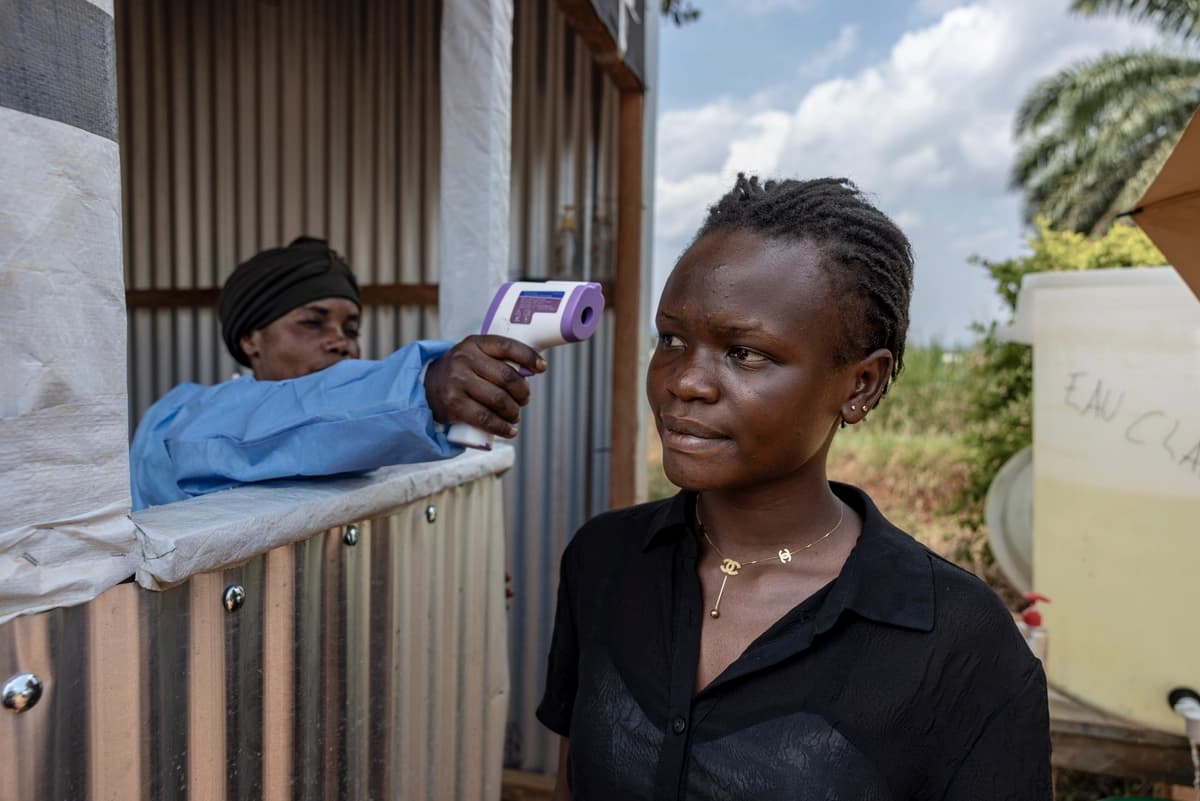 Una visitante se somete a un control de temperatura en Mongbwalu, Congo, el 12 de junio de 2026. (Michel Lunanga/Getty Images).
