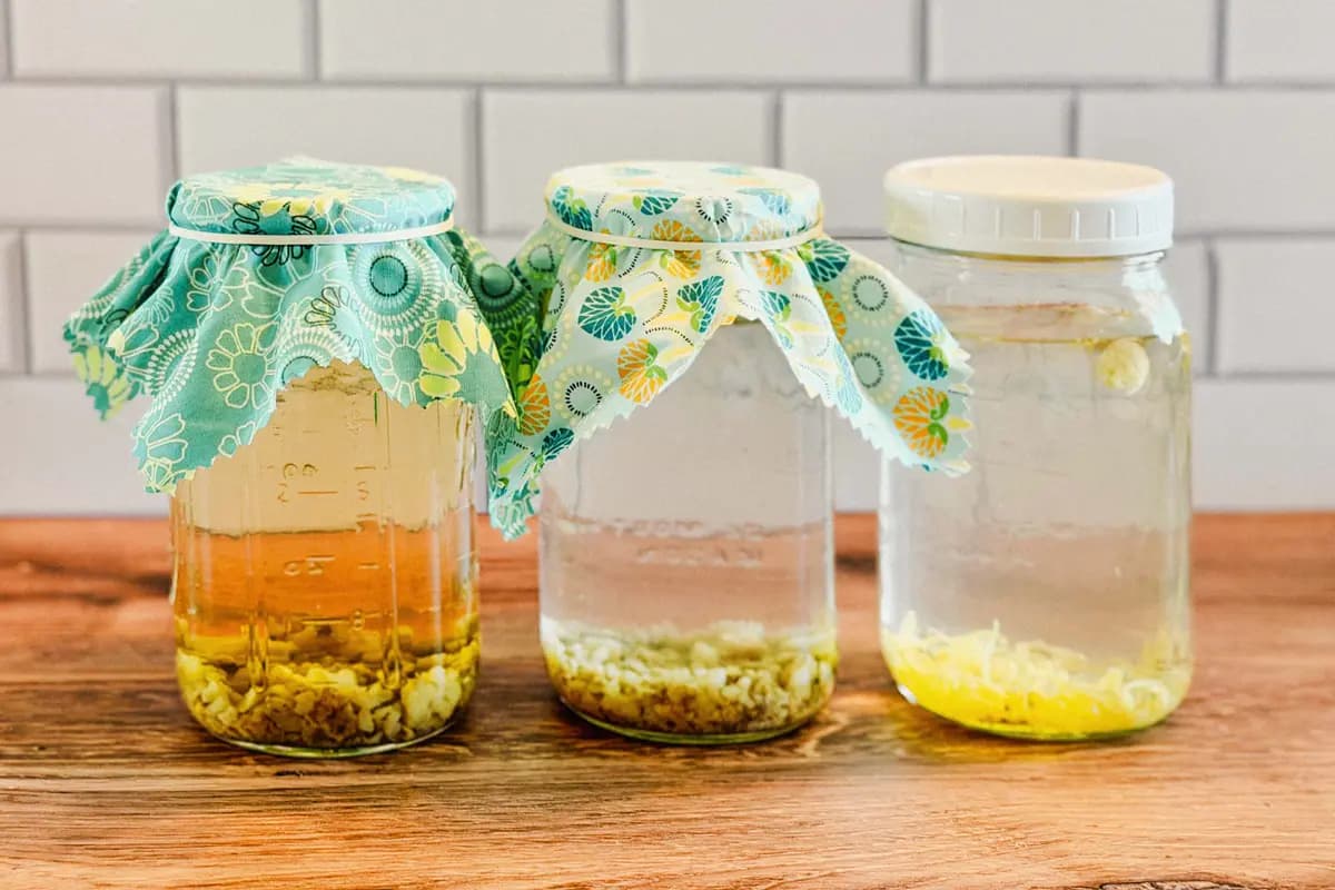 <em>Las tres etapas para hacer kéfir de agua (de izquierda a derecha): Primero, activar los gránulos. Segundo, fermentar el agua azucarada. Finalmente, añadir saborizante y carbonatación (opcional). (Terri Ward/The Epoch Times).</em>