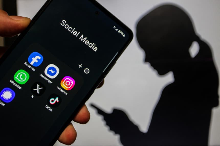 La sobreexposición de menores en redes sociales vulnera su seguridad frente a acosadores: Explica experto