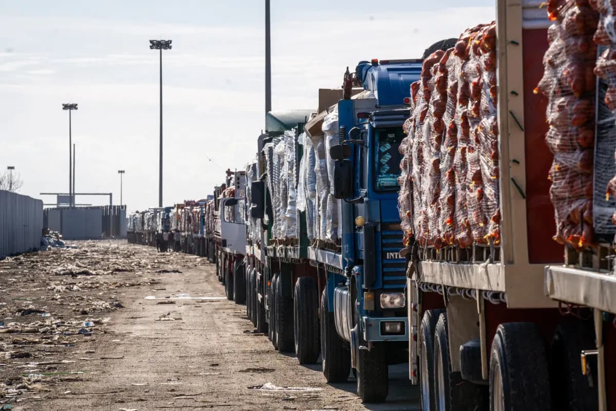 Camiones con ayuda humanitaria esperan para ingresar a la Franja de Gaza en Rafah, Egipto, el 1 de febrero de 2025. (Ali Moustafa/Getty Images).