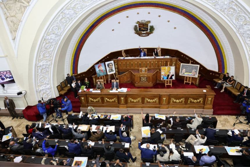 El vicepresidente primero de la Asamblea Nacional de Venezuela, Pedro Infante, y la vicepresidenta segunda, América Pérez, asisten a una sesión en la Asamblea Nacional de Caracas el 7 de abril de 2026. (Jesús VARGAS / AFP vía Getty Images)