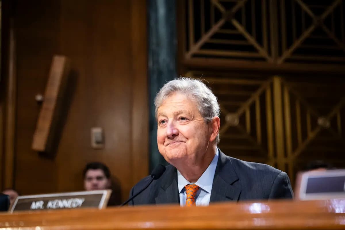 El senador John Kennedy (R-La. ) habla mientras la secretaria de Seguridad Nacional, Kristi Noem, comparece en una audiencia de supervisión ante el Comité Judicial del Senado en el Capitolio de Washington el 3 de marzo de 2026. (Madalina Kilroy/The Epoch Times)