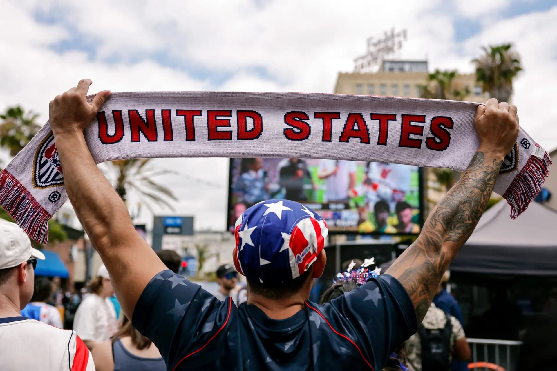 Los aficionados al fútbol de EE. UU. se reúnen en una fiesta para ver el partido organizada por el LA Galaxy antes del encuentro de la Copa Mundial de EE. UU. contra Australia en Long Beach, California, el 19 de junio de 2026. Adams ha notado que, durante la Copa Mundial de la FIFA copatrocinada por Estados Unidos, está surgiendo en las redes sociales una narrativa más positiva sobre el país. Mario Tama/Getty Images