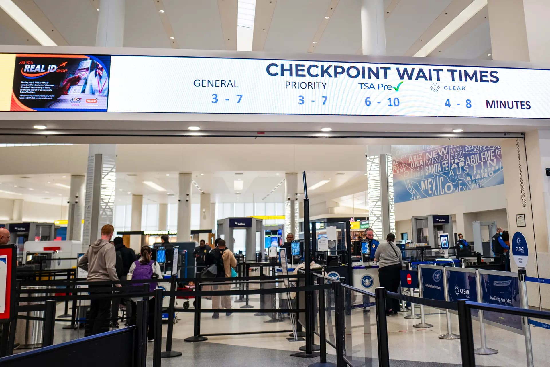 Los viajeros pasan por el control de seguridad de la TSA en el Aeropuerto Internacional Thurgood Marshall de Baltimore-Washington, en Baltimore, el 18 de febrero de 2026. El enviado especial presidencial Nick Adams espera que la experiencia de viajar a Estados Unidos sea más fluida para los turistas. Madalina Kilroy/The Epoch Times