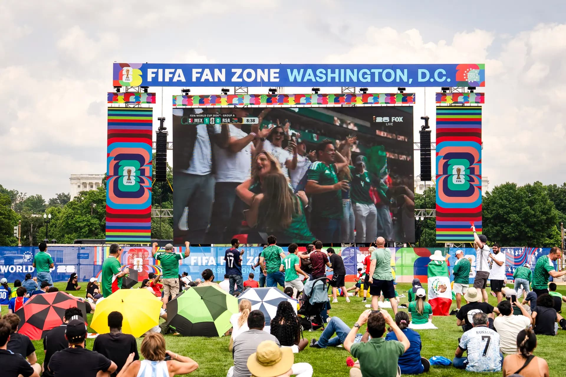 Los aficionados al fútbol ven cómo México y Sudáfrica dan inicio a la Copa Mundial de la FIFA 2026 en una fiesta para ver el partido en el National Mall de Washington, el 11 de junio de 2026. Los europeos que han venido para el torneo expresan su amor por las vistas, los sonidos y los sabores de Estados Unidos. Madalina Kilroy/The Epoch Times