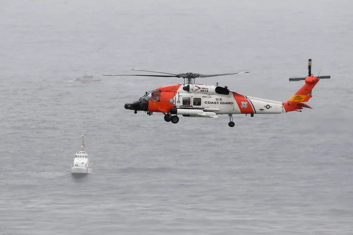 Un helicóptero de la Guardia Costera de EE. UU. frente a la costa de San Diego el 2 de mayo de 2021, en una foto de archivo. (Denis Poroy/AP Photo).