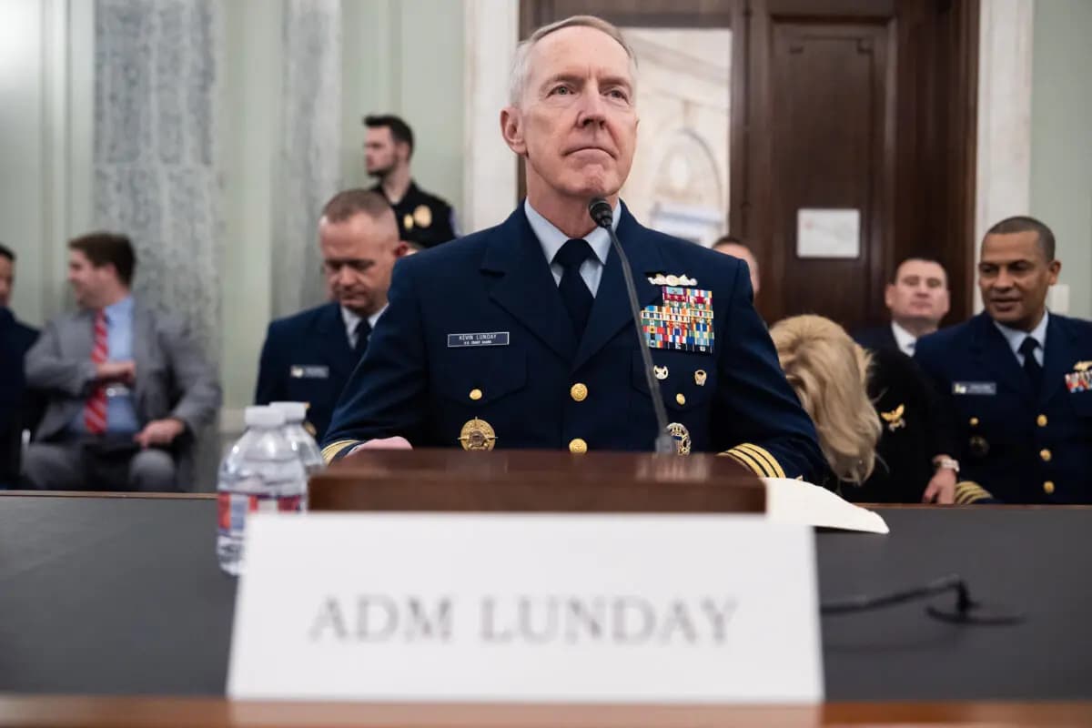 El almirante Kevin Lunday, comandante interino de la Guardia Costera de Estados Unidos, llega a una audiencia del Comité de Comercio, Ciencia y Transporte del Senado sobre su nominación para el cargo de comandante de la Guardia Costera, en el Capitolio, en Washington, el 19 de noviembre de 2025. (Julia Demaree Nikhinson/AP Photo).
