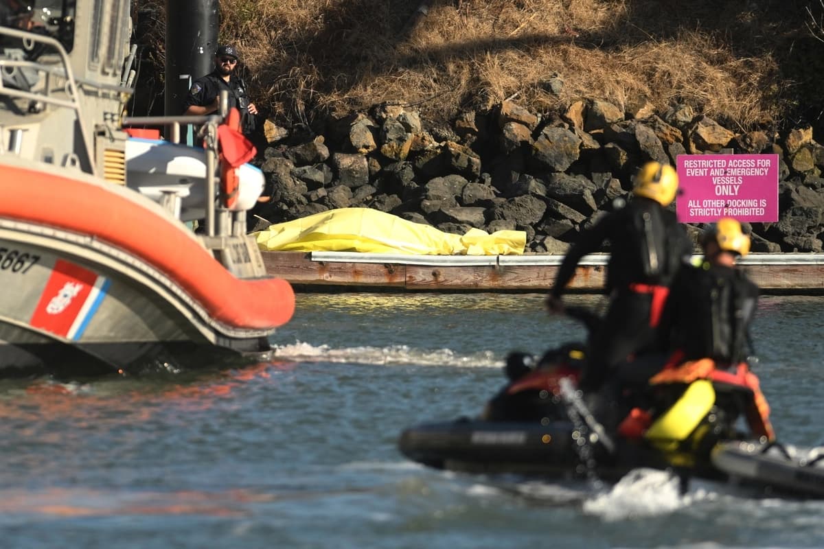 Un cuerpo cubierto con una lona en un muelle cercano al lugar del accidente marítimo en San Francisco, el 14 de julio de 2026. (Noah Berger/AP Photo)
