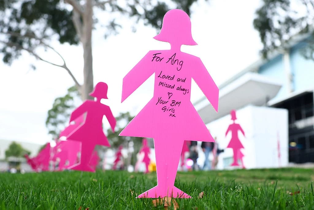 Un grupo de mujeres vestidas de rosa se congrega fuera del estadio en homenaje a las personas afectadas por el cáncer de mama durante el partido de la octava ronda de la Super Netball entre Melbourne Vixens y Giants Netball en el John Cain Arena de Melbourne, Australia, el 3 de mayo de 2026. (Daniel Pockett/Getty Images).