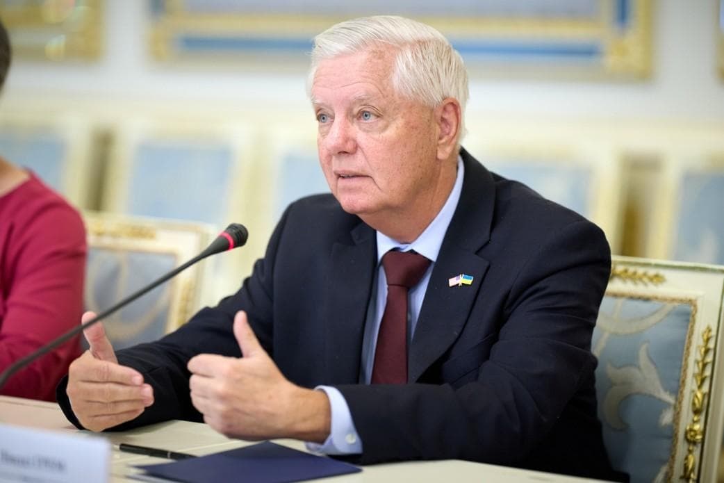 El senador estadounidense Lindsey Graham se reúne con el presidente ucraniano Volodímir Zelenski (no aparece en la foto) en Kiev, Ucrania, el 10 de julio de 2026. (Cortesía de la Oficina Presidencial de Ucrania)