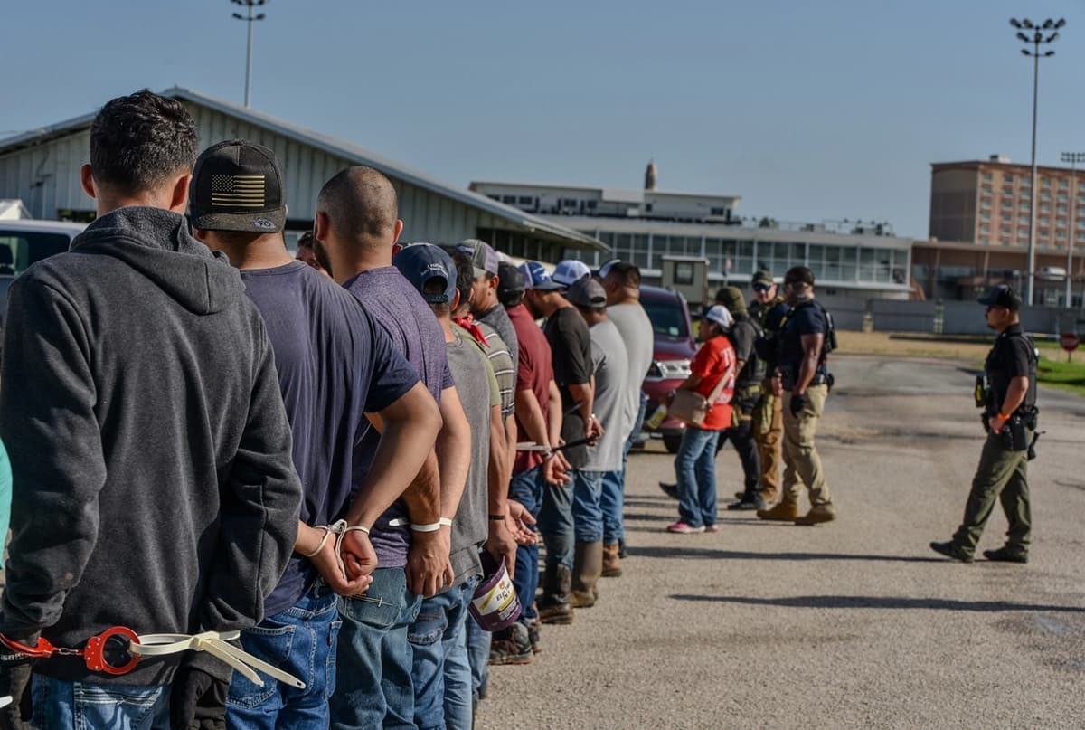En esta foto de archivo, ICE detiene a decenas de extranjeros en situación irregular durante una operación de control en lugares de trabajo. (Cortesía del DHS)
