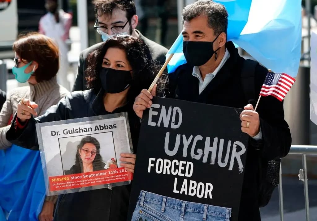 Manifestantes sostienen pancartas mientras se reúnen durante una marcha por la libertad de los uigures en Nueva York el 22 de marzo de 2021. (Timothy A. Clary/AFP vía Getty Images)
