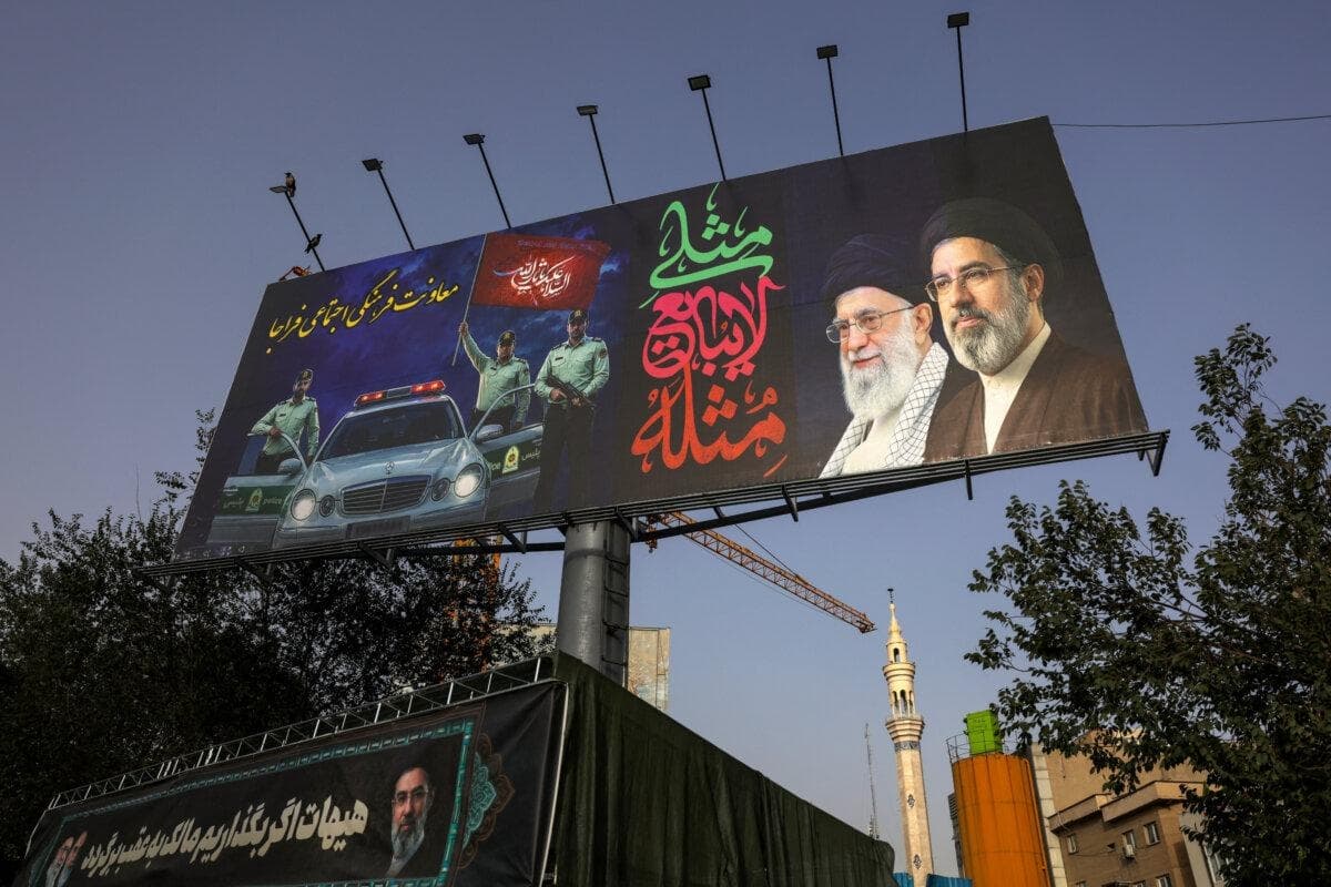 Una valla publicitaria en la que aparecen el difunto líder iraní, el ayatolá Ali Jamenei, y el nuevo líder iraní, el ayatolá Mojtaba Jamenei, en la plaza Valiasr de Teherán, Irán, el 2 de julio de 2026. (Murad Sezer/Reuters)