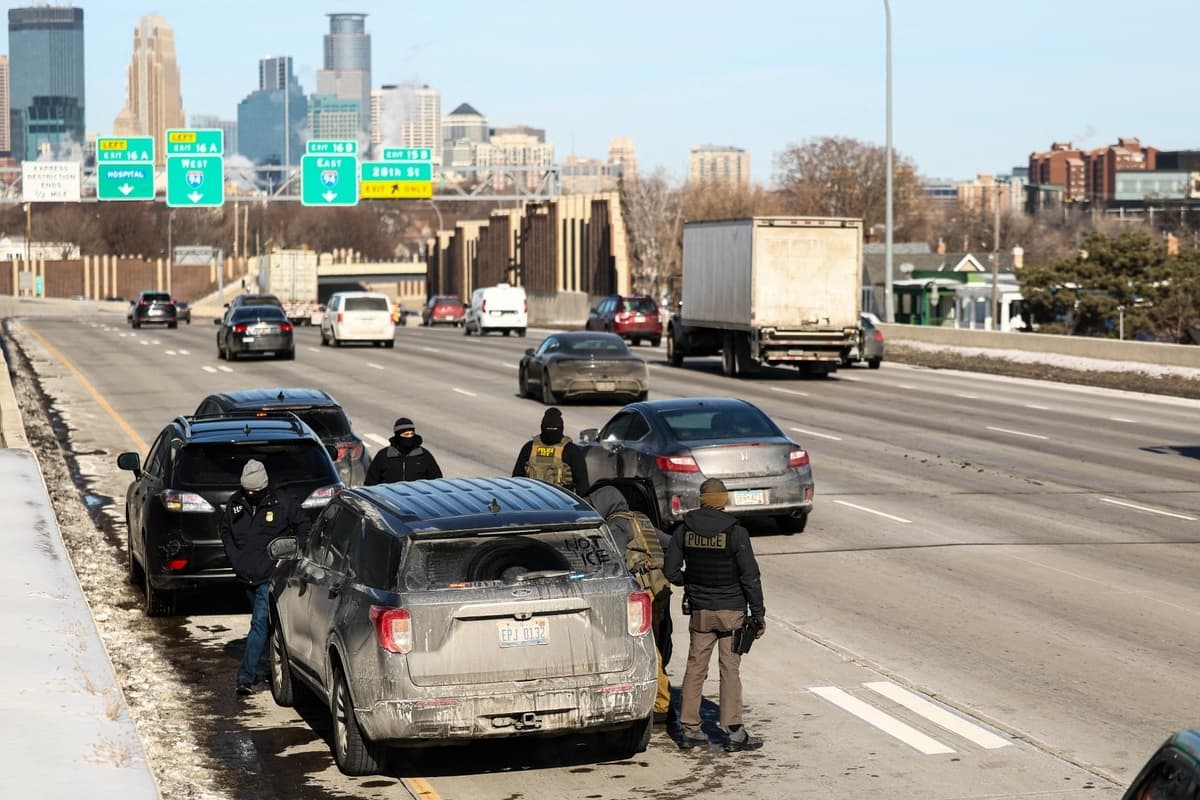 Agentes federales detienen un automóvil (izquierda) tras una supuesta colisión con ellos en la autopista de Minneapolis el 3 de febrero de 2026. (Charly Triballeau/AFP vía Getty Images)
