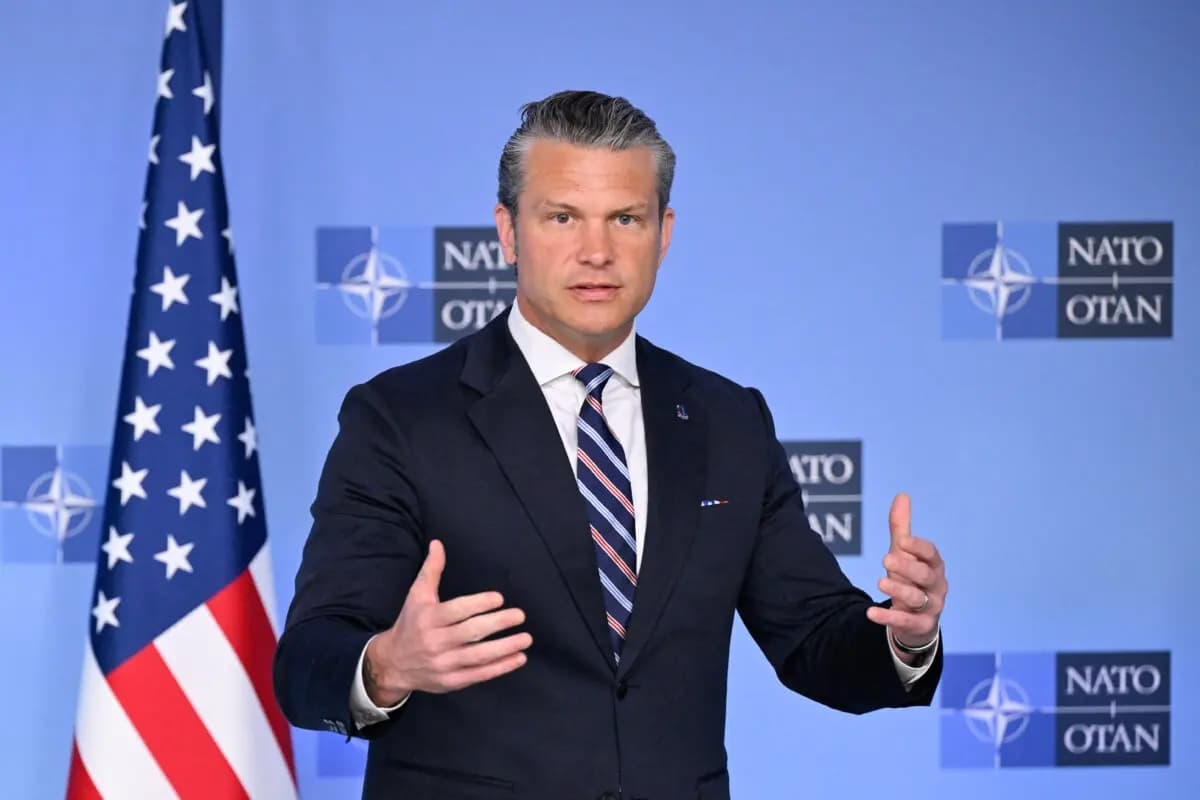 El secretario de Guerra, Pete Hegseth, pronuncia unas palabras antes de una reunión de ministros de Defensa de la OTAN en la sede de la organización en Bruselas, el 18 de junio de 2026. (John Thys/AFP vía Getty Images)