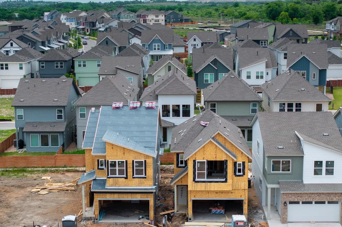 Se están construyendo viviendas en un vecindario de Austin, Texas, el 17 de abril de 2025. (Brandon Bell/Getty Images).