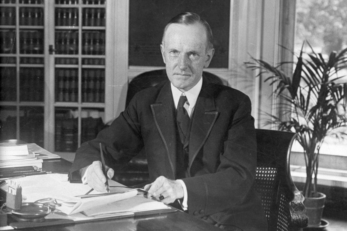 El presidente de Estados Unidos, Calvin Coolidge (1872–1933), en su escritorio, alrededor de 1925. (Charles Phelps Cushing/FPG/Getty Images).