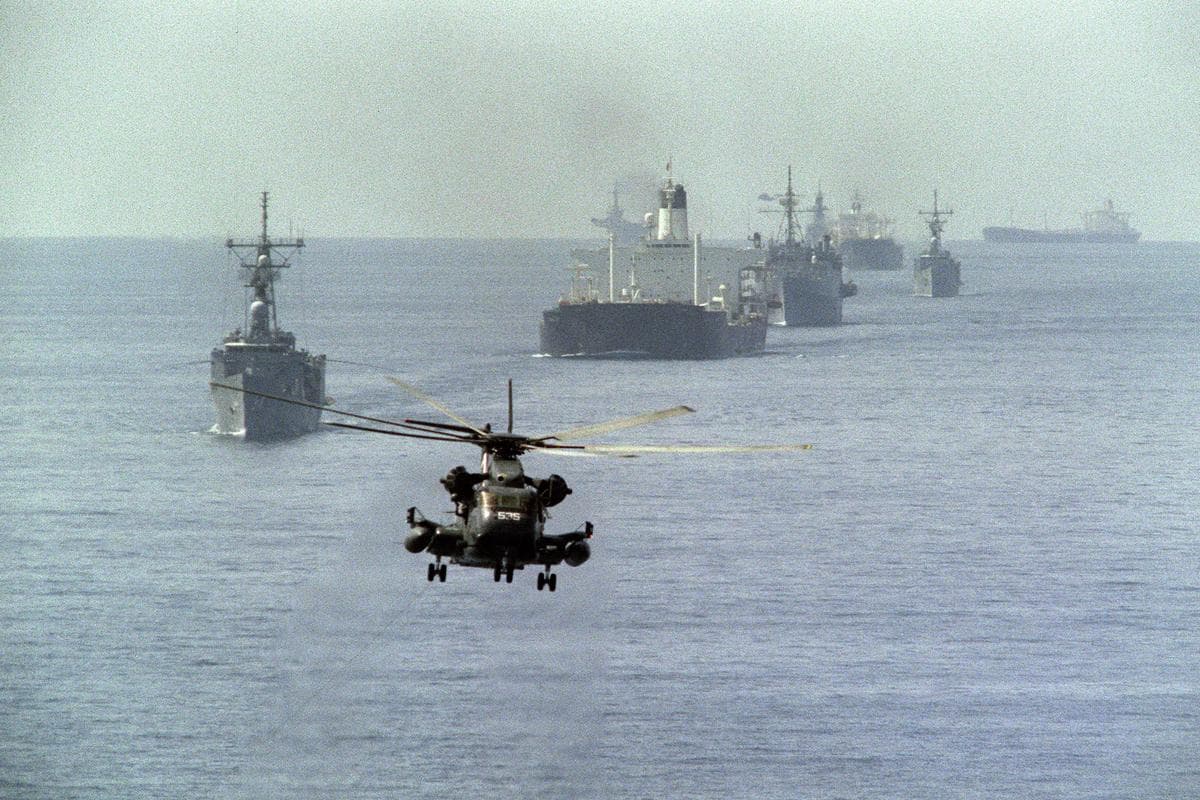 Un helicóptero de desminado de la Armada de los Estados Unidos abre el camino al duodécimo convoy de petroleros kuwaitíes que navegan bajo pabellón estadounidense, el 22 de octubre de 1987. (Norbert Schiller/AFP vía Getty Images).