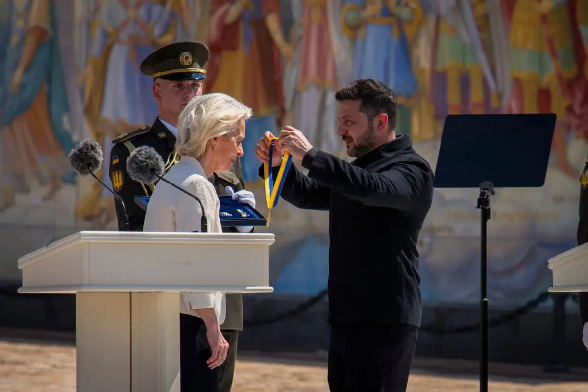 El presidente ucraniano Volodimir Zelenski (derecha) entrega un reconocimiento a la presidenta de la Comisión Europea, Ursula von der Leyen, en Kiev, Ucrania, el 15 de julio de 2026. (Foto AP/Dan Bashakov)