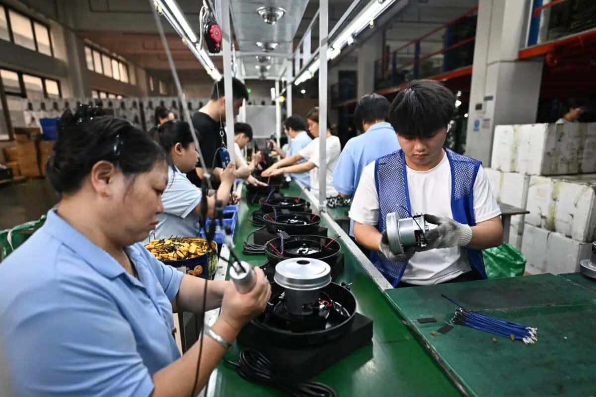 Empleados trabajando en la cadena de montaje de aspiradoras en una fábrica de Foshan, en el sur de la provincia de Guangdong (China), el 28 de abril de 2026. (Pedro Pardo/AFP vía Getty Images)
