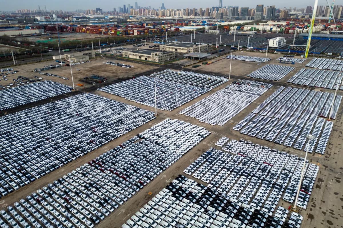 Vista aérea de vehículos nacionales a la espera de ser cargados en un buque de transbordo rodado (ro-ro) para su exportación en la Nueva Área de Binhai, en Tianjin (China), el 30 de marzo de 2026. (Lintao Zhang/Getty Images)