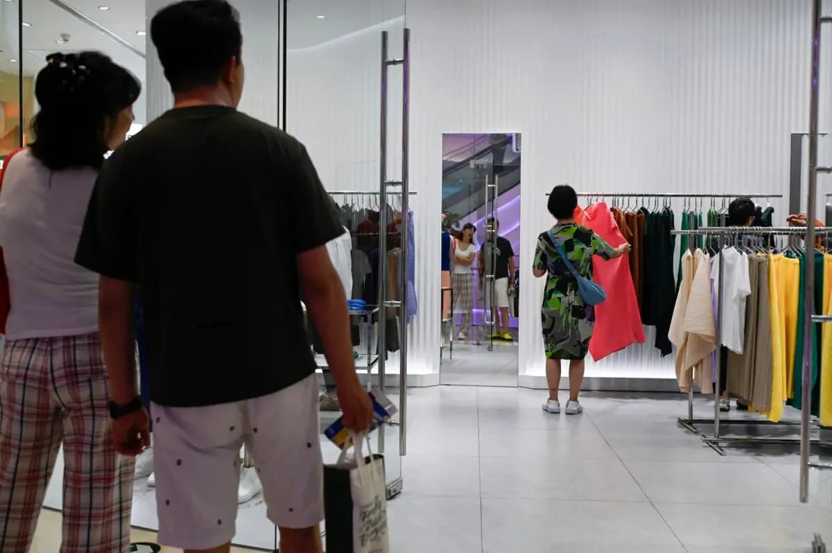 Una mujer echa un vistazo en un centro comercial de Beijing el 15 de julio de 2026. (Wang Zhao/AFP vía Getty Images)