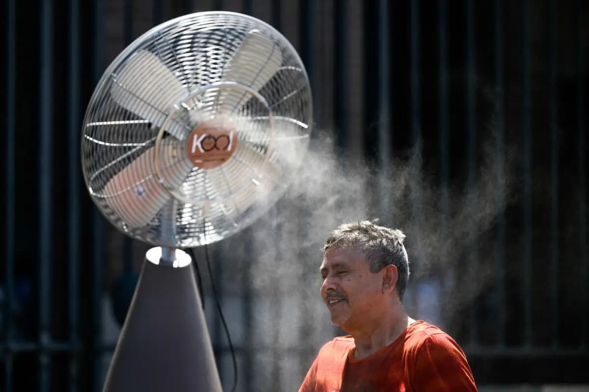 Un hombre se refresca con un ventilador durante una ola de calor en Roma, Italia, el 1 de julio de 2025. (Antonio Masiello/Getty Images)