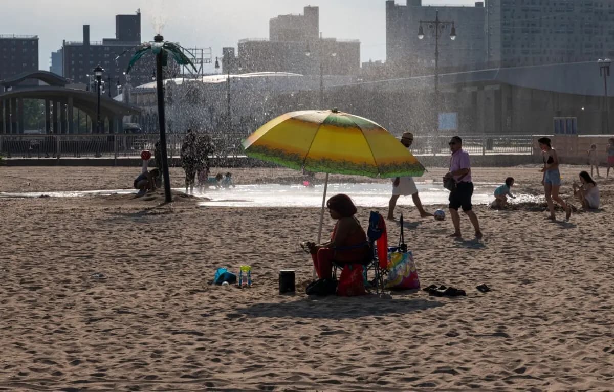 La gente se refresca en la playa de Coney Island, en el distrito de Brooklyn de la ciudad de Nueva York, el 29 de junio de 2026. (Spencer Platt/Getty Images)