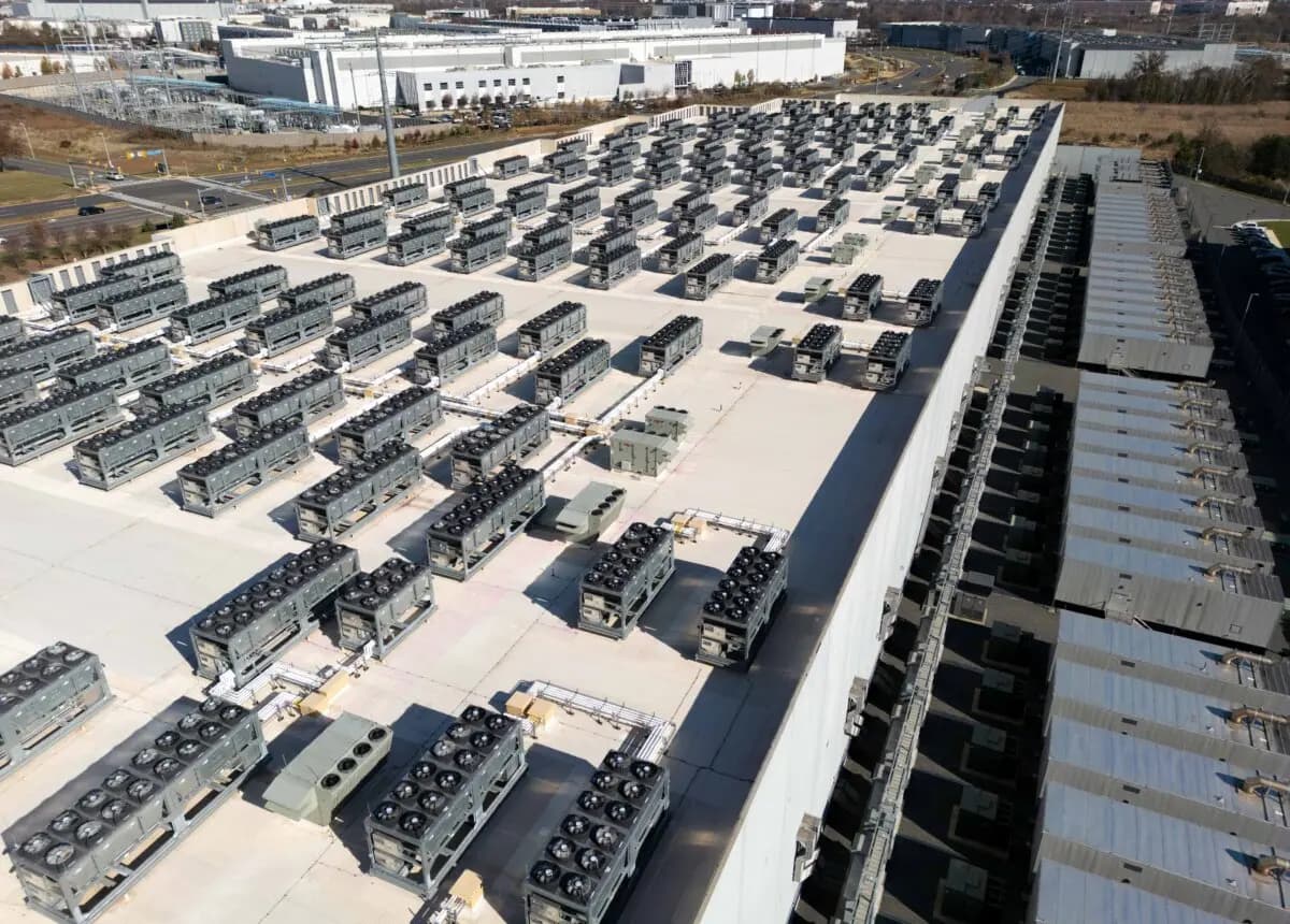 Ventiladores de refrigeración en el techo, junto a los generadores, en el nivel inferior de un centro de datos de Digital Realty en Ashburn, Virginia, el 12 de noviembre de 2025. (Andrew Caballero-Reynolds/AFP vía Getty Images)