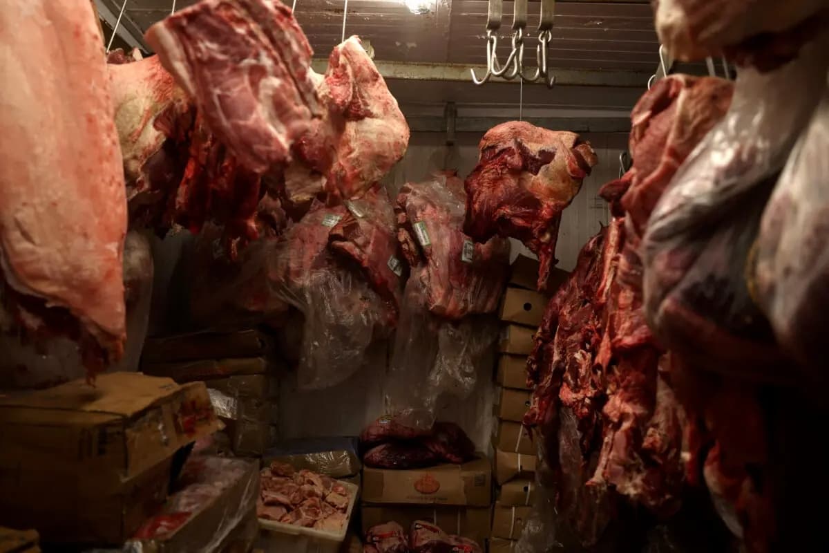 Trozos de carne almacenados en el refrigerador de una carnicería en Río de Janeiro, Brasil, el 31 de julio de 2025. (Pilar Olivares/Reuters)