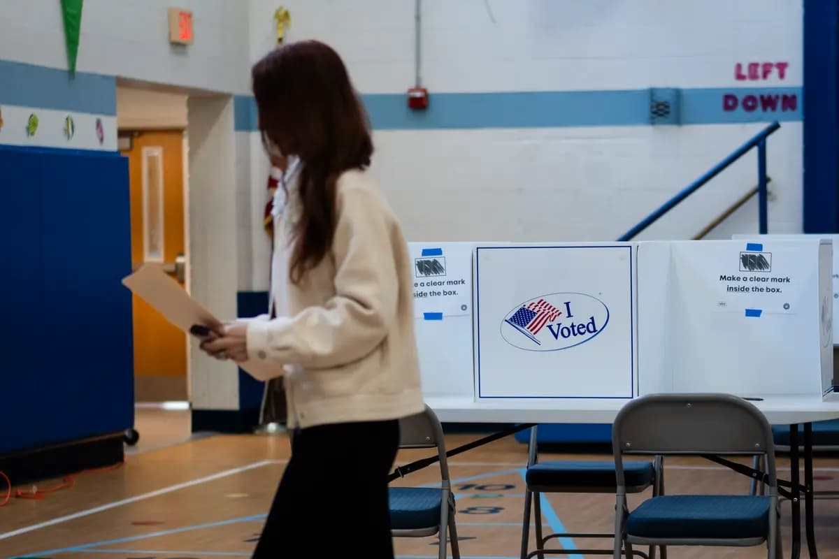 Un votante en un centro de votación durante el referéndum sobre la redistribución de distritos en Alexandria, Virginia, el 21 de abril de 2026. (Madalina Kilroy/The Epoch Times)