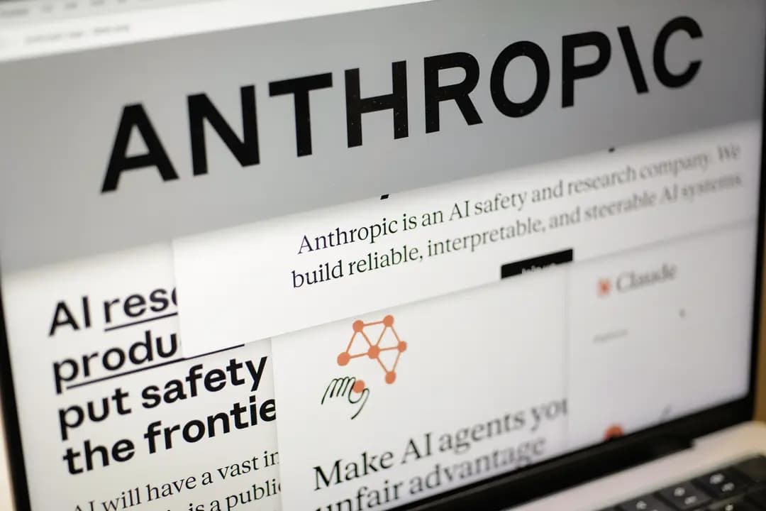 En la pantalla de una computadora en la ciudad de Nueva York, el 26 de febrero de 2026, se muestran páginas del sitio web de Anthropic y el logotipo de la empresa. Los modelos Mythos 5 y Fable 5 de Anthropic, de gran sofisticación, han generado inquietud en el Capitolio, lo que ha dado lugar a restricciones sobre dichos modelos. (Patrick Sison/AP/Archivo)