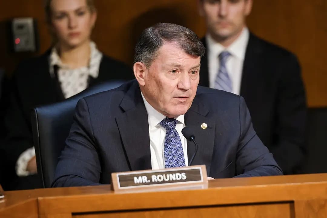El senador Mike Rounds (R-S.D.) participa en una audiencia del Comité de Inteligencia del Senado sobre amenazas mundiales, en Washington, el 18 de marzo de 2026. Rounds afirma que Estados Unidos debe mantenerse a la vanguardia del desarrollo de la IA a medida que se intensifica la competencia. (Kevin Dietsch/Getty Images)