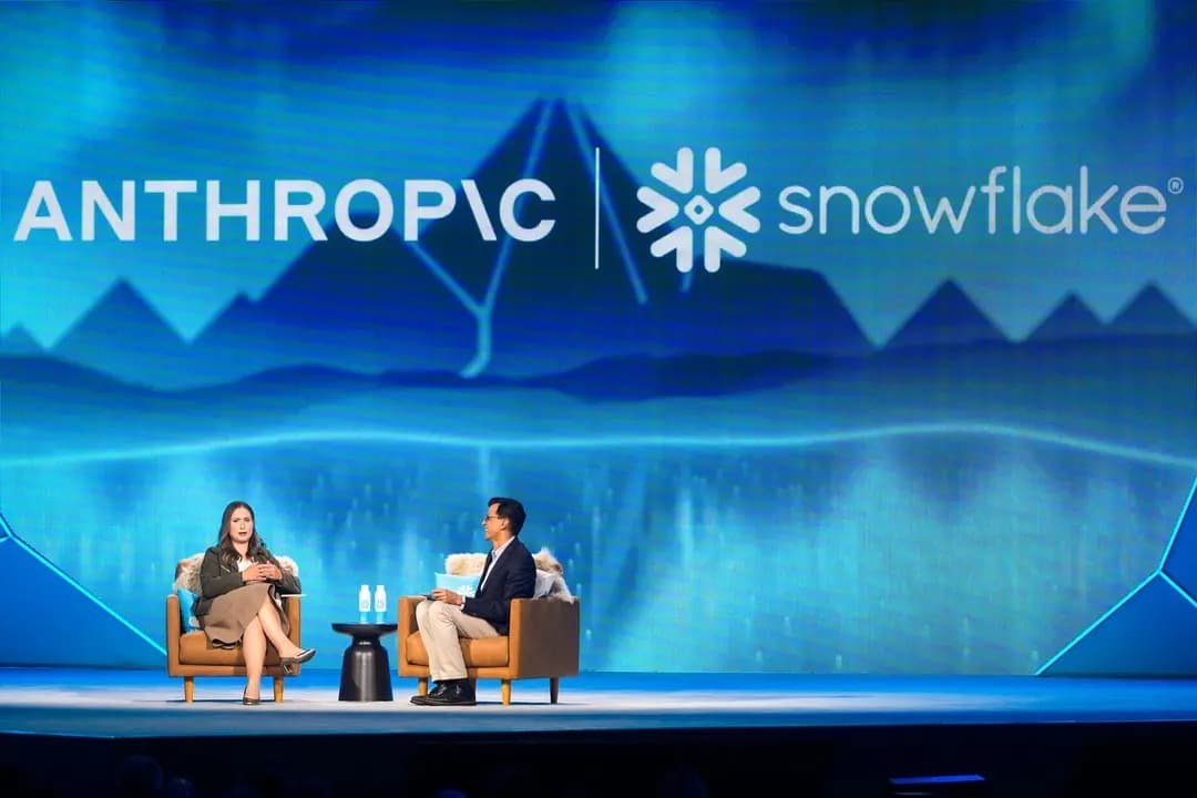 La cofundadora y presidenta de Anthropic, Daniela Amodei (izquierda), conversa con el director ejecutivo de la plataforma de IA Snowflake, Sridhar Ramaswamy, durante la presentación principal en la Snowflake Summit 26 en San Francisco el 1 de junio de 2026. El Pentágono ha designado a Anthropic, que colabora con Snowflake, como un riesgo para la cadena de suministro. (Jeff Chiu/AP)