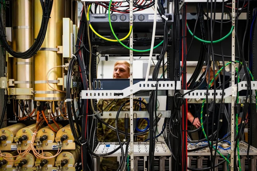 Un aviador de la Fuerza Aérea de EE. UU. revisa el cableado y el funcionamiento del sistema en un cuarto de equipos electrónicos cerca de una torre de transmisión en la Base Conjunta de Charleston, en Charleston, Carolina del Sur, el 13 de junio de 2025. Un analista de ciberseguridad se muestra escéptico respecto a que los modelos de IA puedan acceder desde el exterior a sistemas gubernamentales clasificados, como los que utiliza el ejército. (Aviadora de primera clase Adriana Jordan-Alcañiz/Fuerza Aérea de EE. UU.)