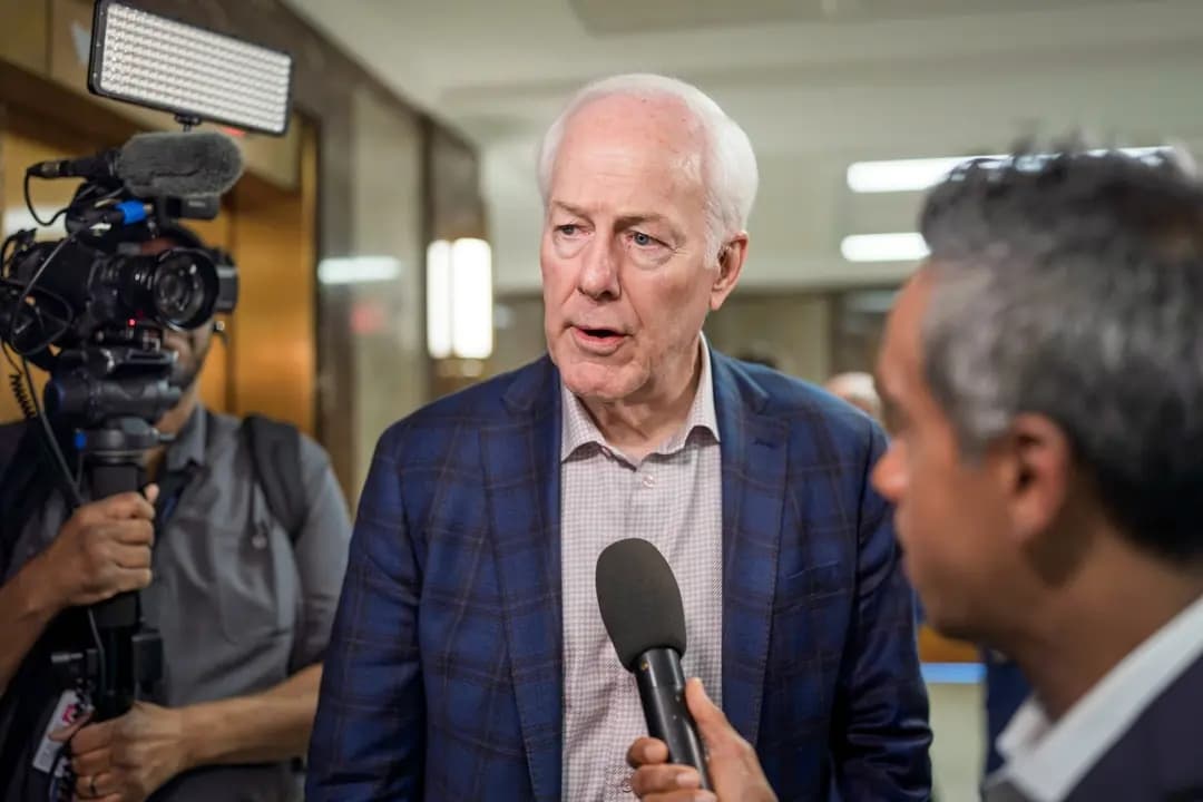 El senador John Cornyn (R-Texas) habla con los periodistas en el Capitolio de los Estados Unidos el 20 de mayo de 2026. Cornyn, miembro del Comité de Inteligencia del Senado, afirmó que desea llegar al fondo de las afirmaciones de que el modelo de IA Mythos de Anthropic puede violar sistemas clasificados. (J. Scott Applewhite/AP)