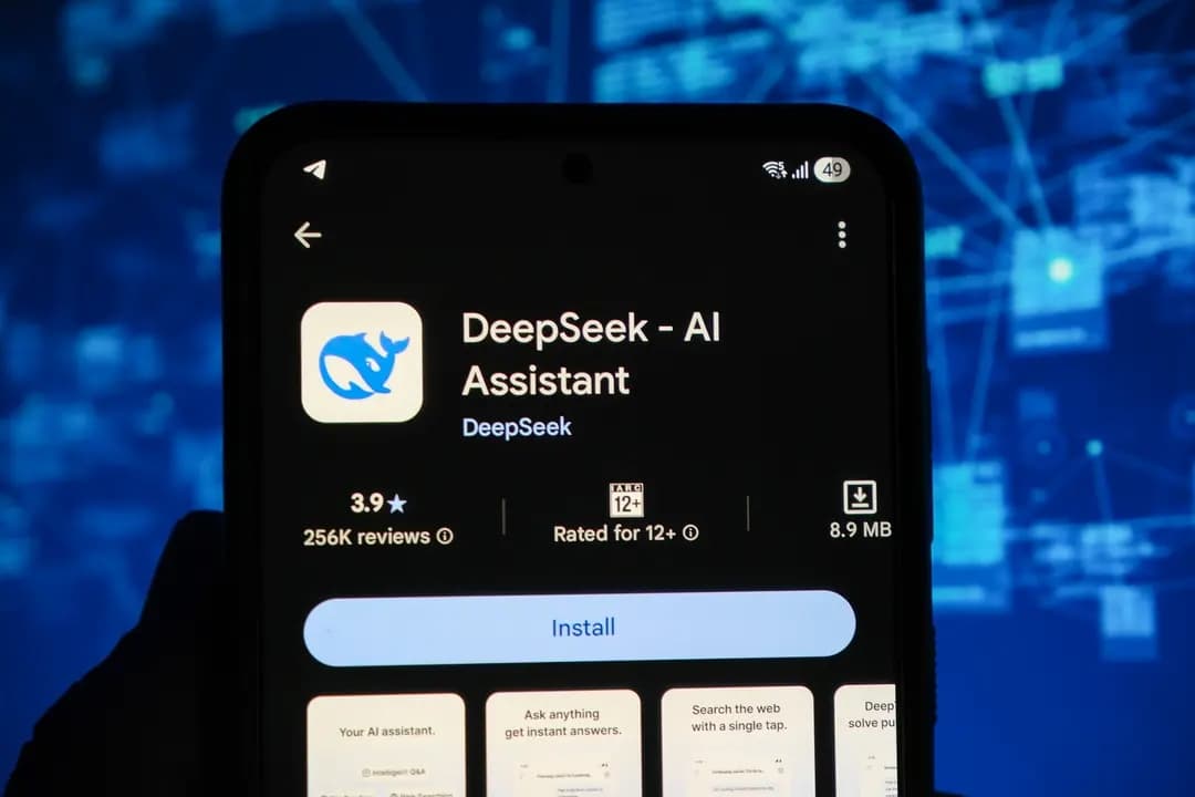 En esta ilustración fotográfica se muestra la aplicación DeepSeek en la pantalla de un teléfono. Anthropic ha acusado a DeepSeek y a otros desarrolladores chinos de IA de intentar entrenar sus modelos utilizando su chatbot Claude. (Oleksii Pydsosonnii/The Epoch Times)