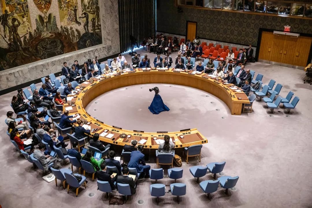 El Consejo de Seguridad de las Naciones Unidas se reúne para analizar los impactos de las amenazas cibernéticas en la paz y la seguridad internacionales, en la sede de la ONU en la ciudad de Nueva York, el 20 de junio de 2024. La alianza de intercambio de inteligencia "Five Eyes", que incluye a Estados Unidos, Australia, Canadá, Nueva Zelanda y el Reino Unido, emitió recientemente una advertencia sobre el creciente potencial de los ciberataques impulsados por la IA. (Yuki Iwamura/AFP vía Getty Images)