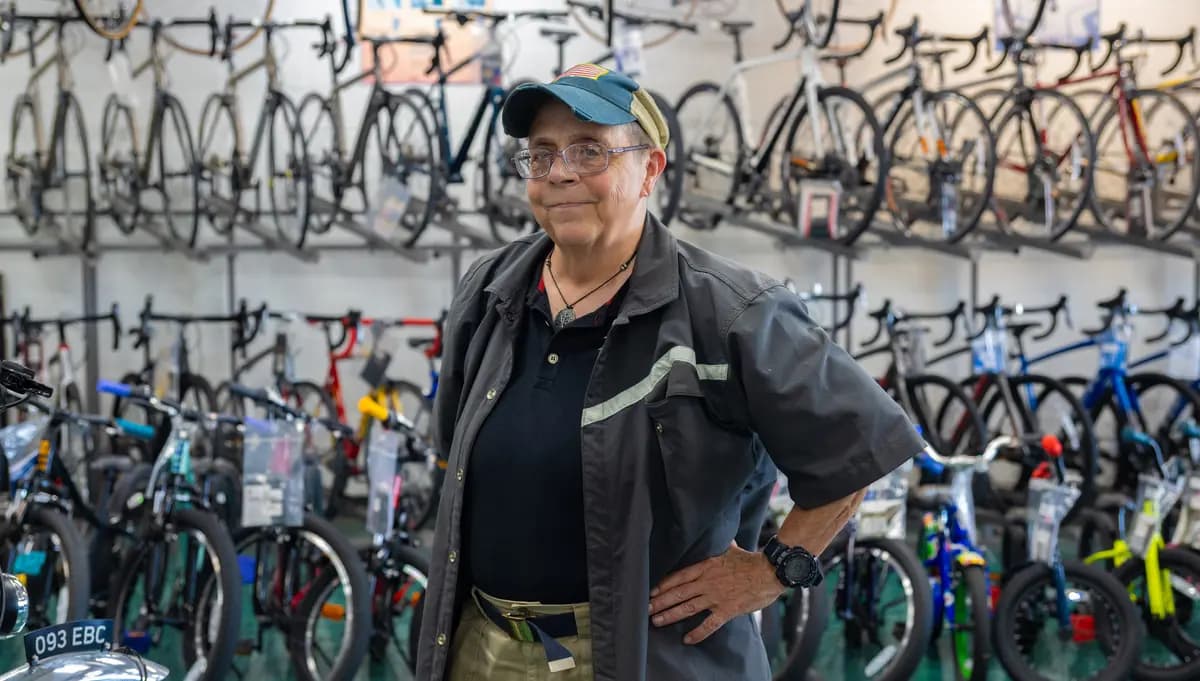 Diana Daniels en la tienda de bicicletas donde trabaja, un lugar al que ella llama su «lugar feliz», en Springfield, Ohio, el 3 de julio de 2026. (Glenn Hartong para The Epoch Times).