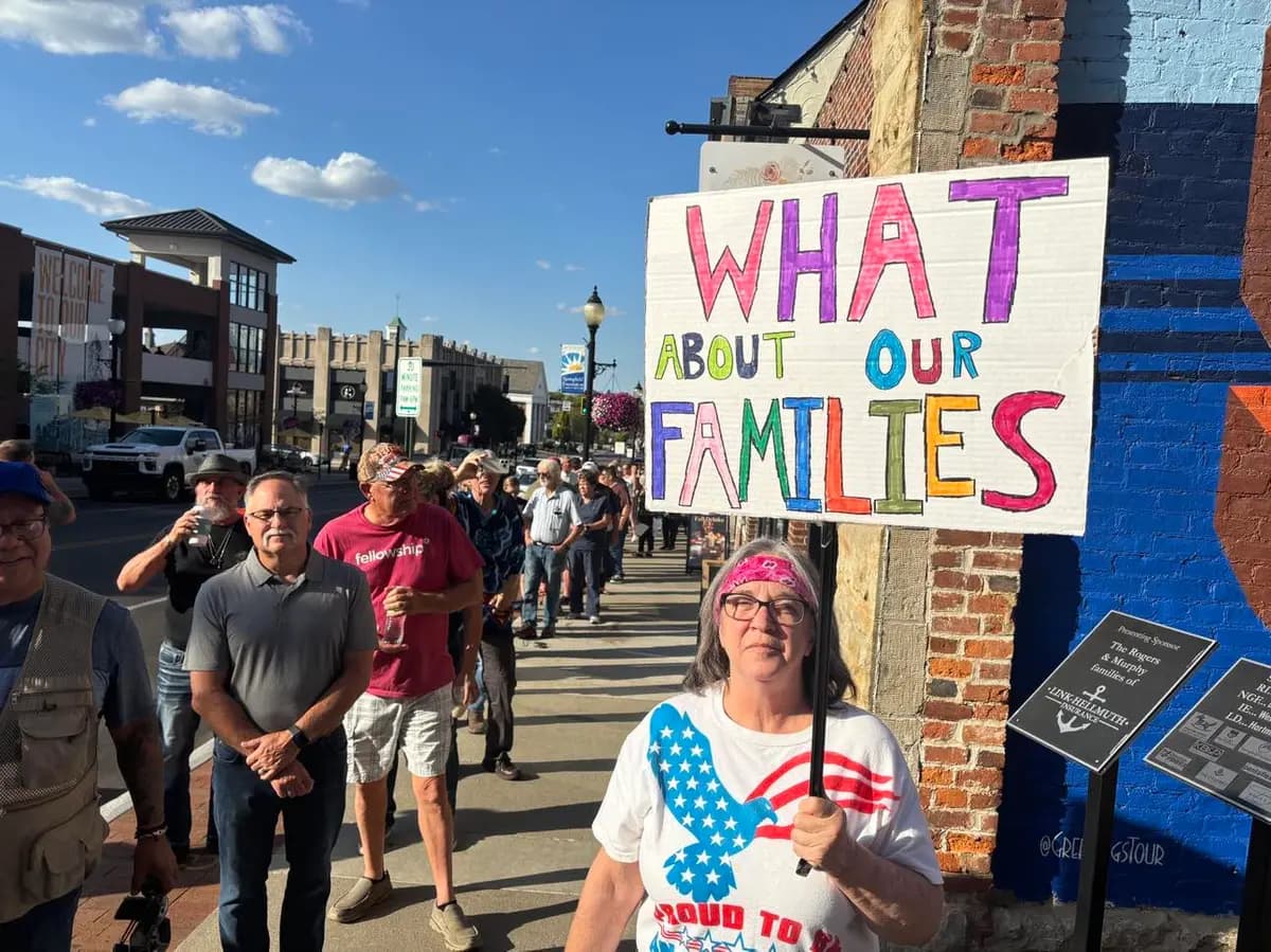 Lisa Hayes, residente de Springfield, esperó en fila para asistir al foro público de Vivek Ramaswamy sobre la oleada de inmigrantes haitianos en Springfield, Ohio, el 19 de septiembre de 2024. (Jeff Louderback/The Epoch Times).
